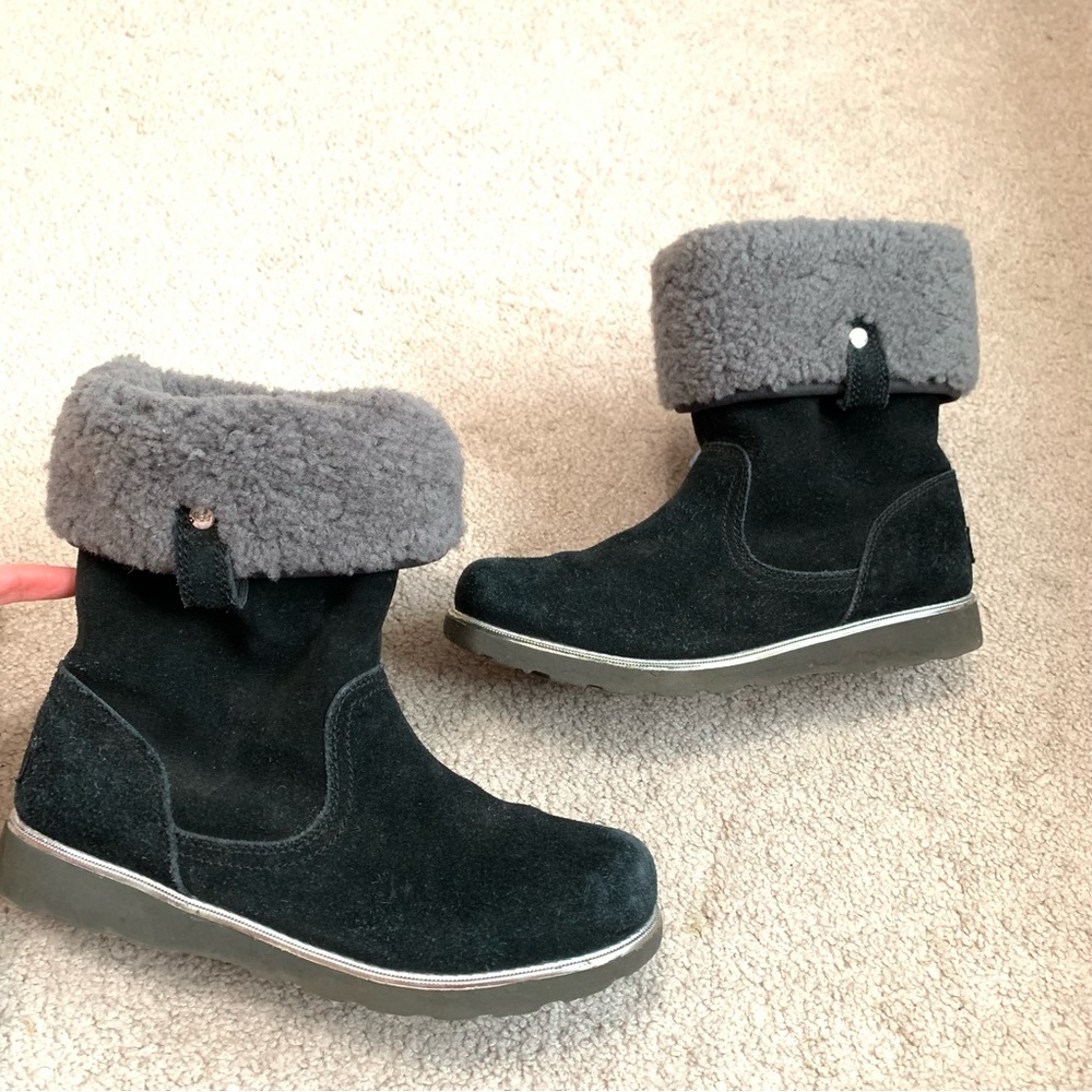 UGG Australia Youth Sz 6 (women 8) Callie Black Sheepskin Cuff Boots 1005123K